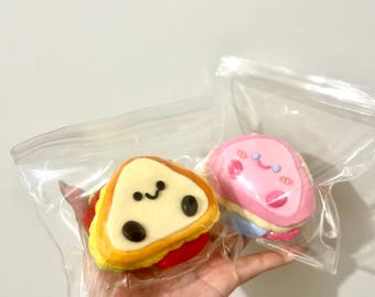Entzückender sechsschichtiger Sandwich Squishy - Schüchterner Ausdruck - Lebensmittelechtes Silikon / Taba Squishy/ Kawaii Squishy/ Handgemachtes Stressabbau Spielzeug