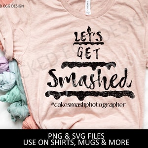Puede incluir: Una camiseta rosa con un diseño gráfico negro de un pastel con el texto "Let's Get Smashed" y el hashtag "#cakesmashphotographer".