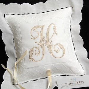 Cojín para anillos de boda personalizado con monograma. Cojín de lino para anillos de boda. Estilo jfyBride 8633.