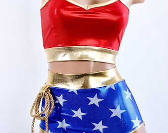 Disfraz de superheroína estrella Sugarpuss: top rojo metálico y pantalones pin-up de cintura alta con estrellas holográficas azules. Disfraz de cosplay.