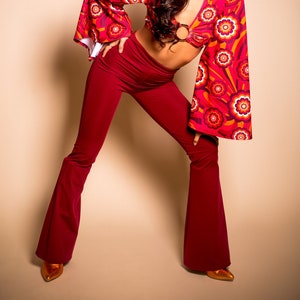 Sugarpuss HIGHWAIST BELL BOTTOMS, Burgund Schlaghose, Retro 70er Jahre Look