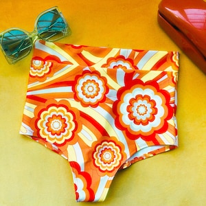 Sugarpuss RETRO FLOWERS HIGHWAIST Pin Up Shorts, Orange Flowers, 70s Fashion, Pin Up Style