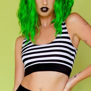 Sugarpuss STRIPED BEETLE BABE Sportliches Tank Swim Bikini Top in Schwarz und Weiß gestreift, Spooky Halloween Kostüm Cosplay