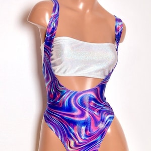 Può includere: Un body con stampa a vortice viola, blu e rosa con un top a fascia argentato. Il body ha un'apertura in vita e spalline sottili.