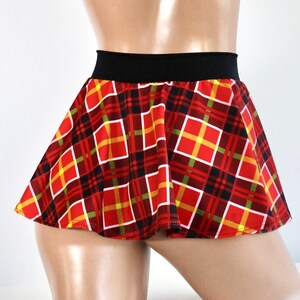 K&ouml;nnte beinhalten: Ein roter, schwarzer, gelber und gr&uuml;ner karierter Minirock mit einem schwarzen elastischen Bund.