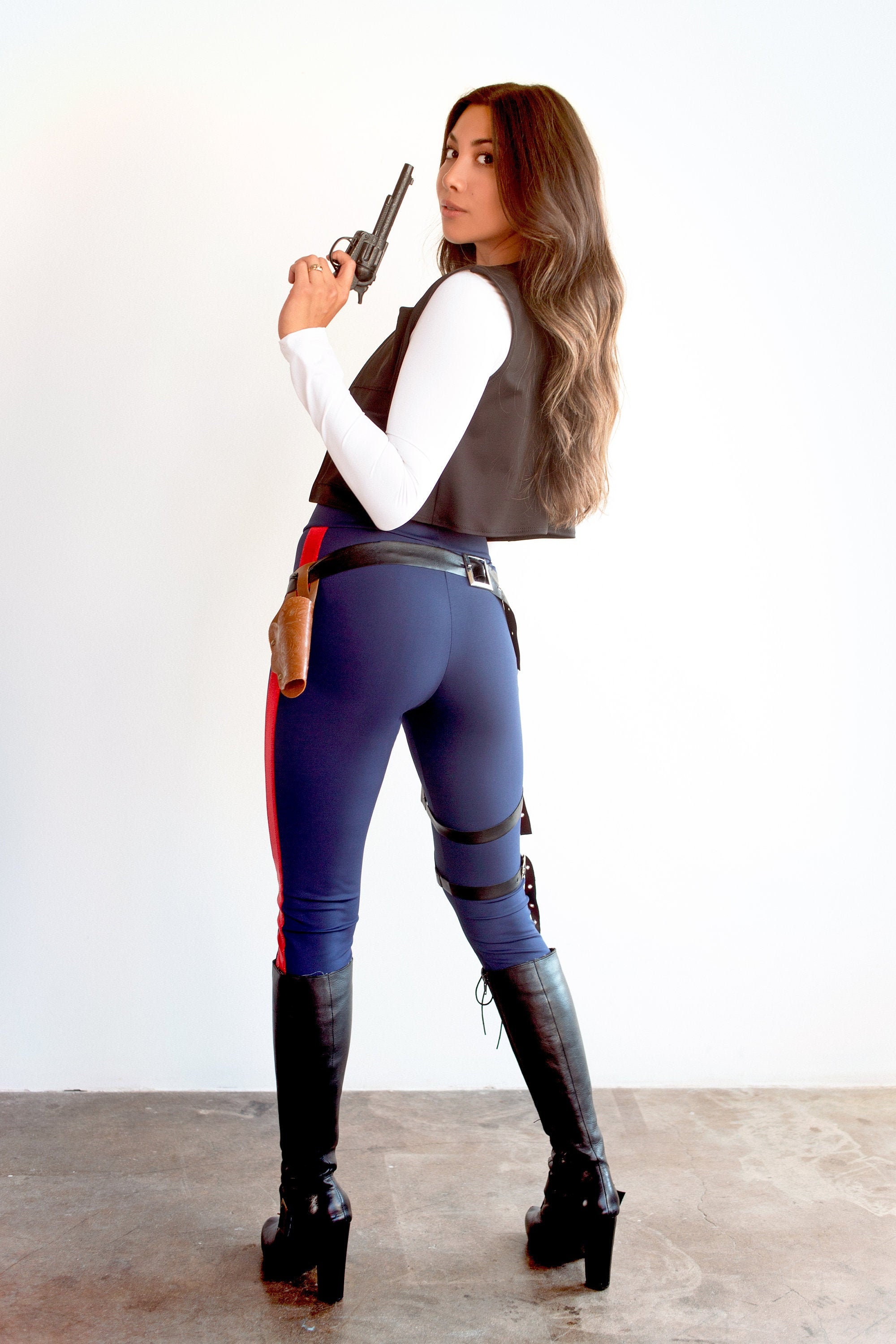 How To Wear Knee High Boots With Leggings? – solowomen
