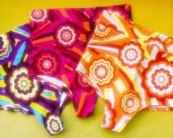 Sugarpuss RETRO FLOWERS HIGHWAIST pin-up shorts, rode bloemen, jaren '70 mode, pin-up stijl