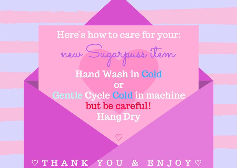 Pode incluir: Fundo rosa e branco listrado com um envelope rosa. O envelope tem um cart&atilde;o rosa dentro com o texto "Here's how to care for your: new Sugarpuss item Hand Wash in Cold or Gentle Cycle Cold in machine but be careful! Hang Dry THANK YOU & ENJOY♡"