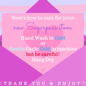 K&ouml;nnte beinhalten: Rosa-wei&szlig;er gestreifter Hintergrund mit einem rosafarbenen Umschlag. Der Umschlag enth&auml;lt eine rosafarbene Karte mit dem Text "Here's how to care for your: new Sugarpuss item Hand Wash in Cold or Gentle Cycle Cold in machine but be careful! Hang Dry THANK YOU & ENJOY♡".