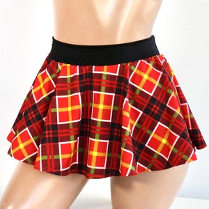 K&ouml;nnte beinhalten: Ein roter, schwarzer, gelber und gr&uuml;ner karierter Minirock mit schwarzem Bund.