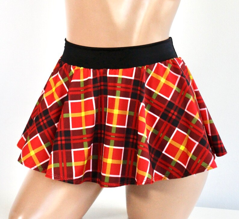 K&ouml;nnte beinhalten: Ein roter, schwarzer, gelber und gr&uuml;ner karierter Minirock mit schwarzem Bund.