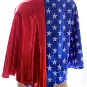 Sugarpuss STAR SUPERHEROINE CAPE, half sterren half rood, cosplaykostuum