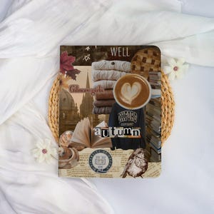 Peut inclure: Une couverture de carnet rectangulaire présentant un collage d'images sur le thème de l'automne, incluant une pile de pulls, une tasse de café avec un cœur en mousse, un livre ouvert, un oiseau et le texte WELL, Gilmore girls, OXFORD, autumn.