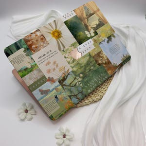 Puede incluir: Una funda decorativa para portátil con un collage de imágenes con temática floral y natural. La funda incluye imágenes de flores, mariposas y paisajes, con textos bíblicos. La paleta de colores incluye verdes, blancos y marrones.