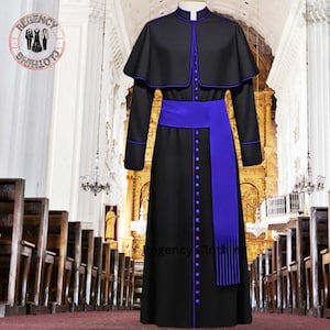 Może przedstawiać: Czarna sutanna z purpurową szarfą i lamówką. Sutanna ma pelerynę i jest noszona w kościele.
