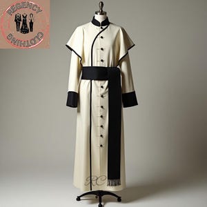 Może przedstawiać: Kremowa szata z długim rękawem z czarnym wykończeniem i czarnym paskiem. Szata posiada kołnierz mandaryński, czarne guziki i czarną szarfę z frędzlami. Odzież jest prezentowana na manekinie.