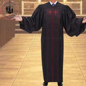 Może przedstawiać: Czarna sutanna duchowna z czerwonymi lamówkami i dwoma haftowanymi krzyżami z przodu.