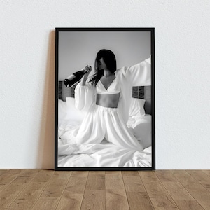 Frau trinkt Wein im Bett Druck, feministisches Poster, Barwagen Druck, Mädchen Schlafzimmer Dekor, Schwarz Weiß, Cocktail Poster, Alkohol Wandkunst