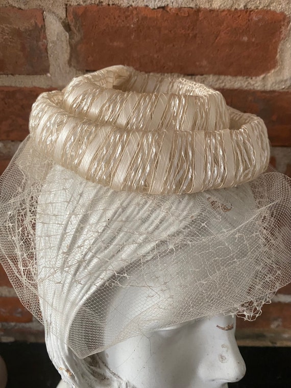 1950s Cream Fascinator with Velvet Bow - image 9