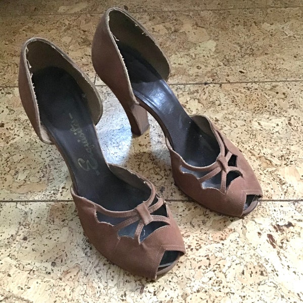 Escarpins Peep Toe en daim marron Exquisites des années 40