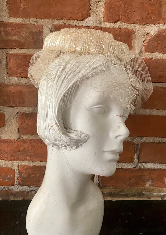 1950s Cream Fascinator with Velvet Bow - image 3