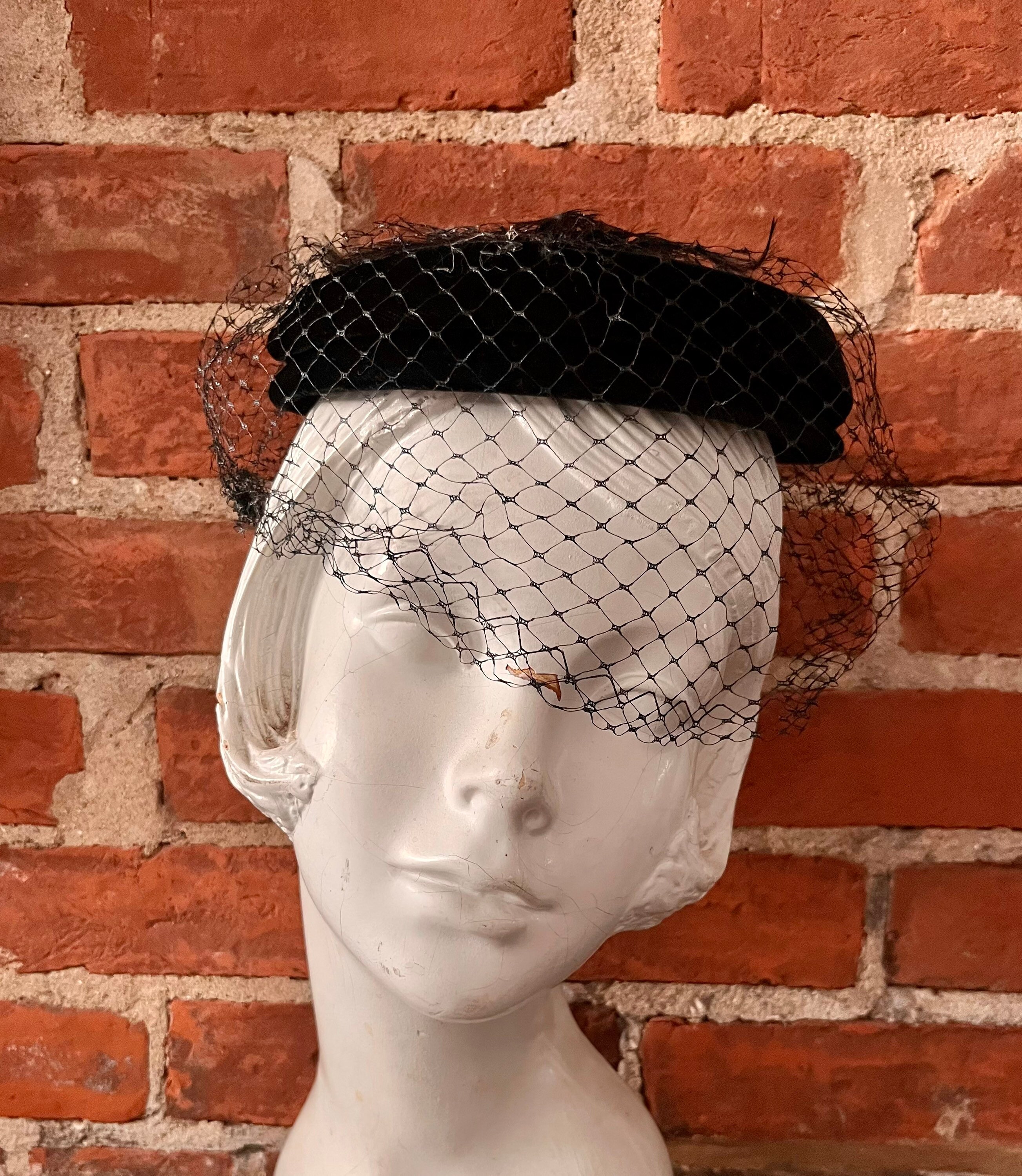 Fascinator Cocktail Ring Hat 1950s Black Velvet Plume Netting Secretary Chic 1950s Black Velvet Ring Fascinator With Spidery Feather - Etsy main image 3