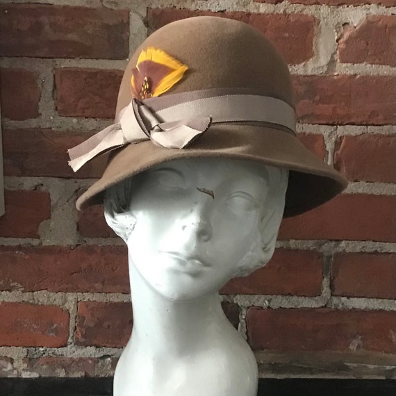 1950s Suzy et Paulette Felt Brimmed Cloche Hat - image 1
