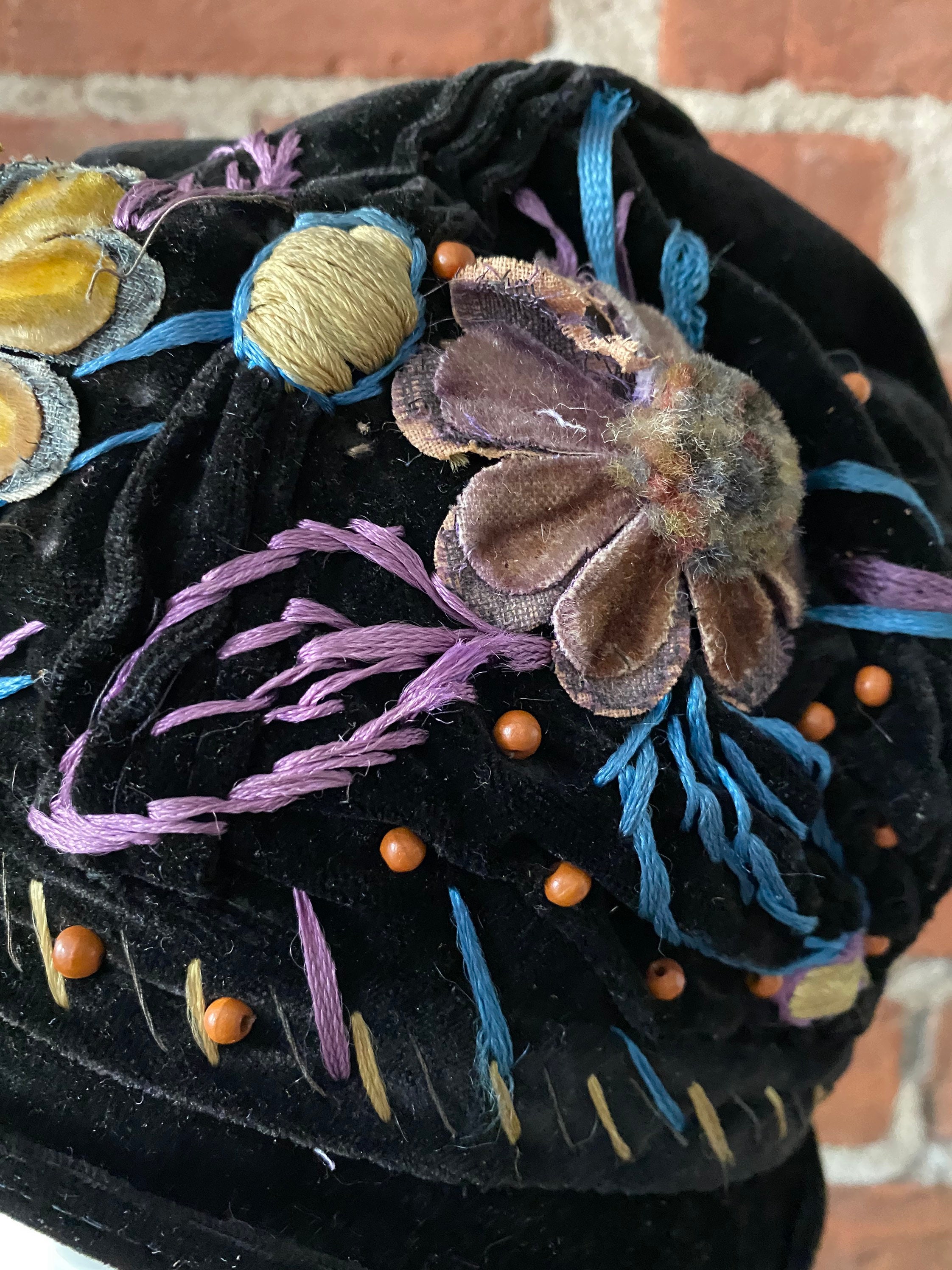 VINTAGE BLACK VELVET CLOCHE HAT WITH FLOWER ACCENTS Toucan Vintage Black Cut Velvet Bow Accent Hat | eBay main image 4
