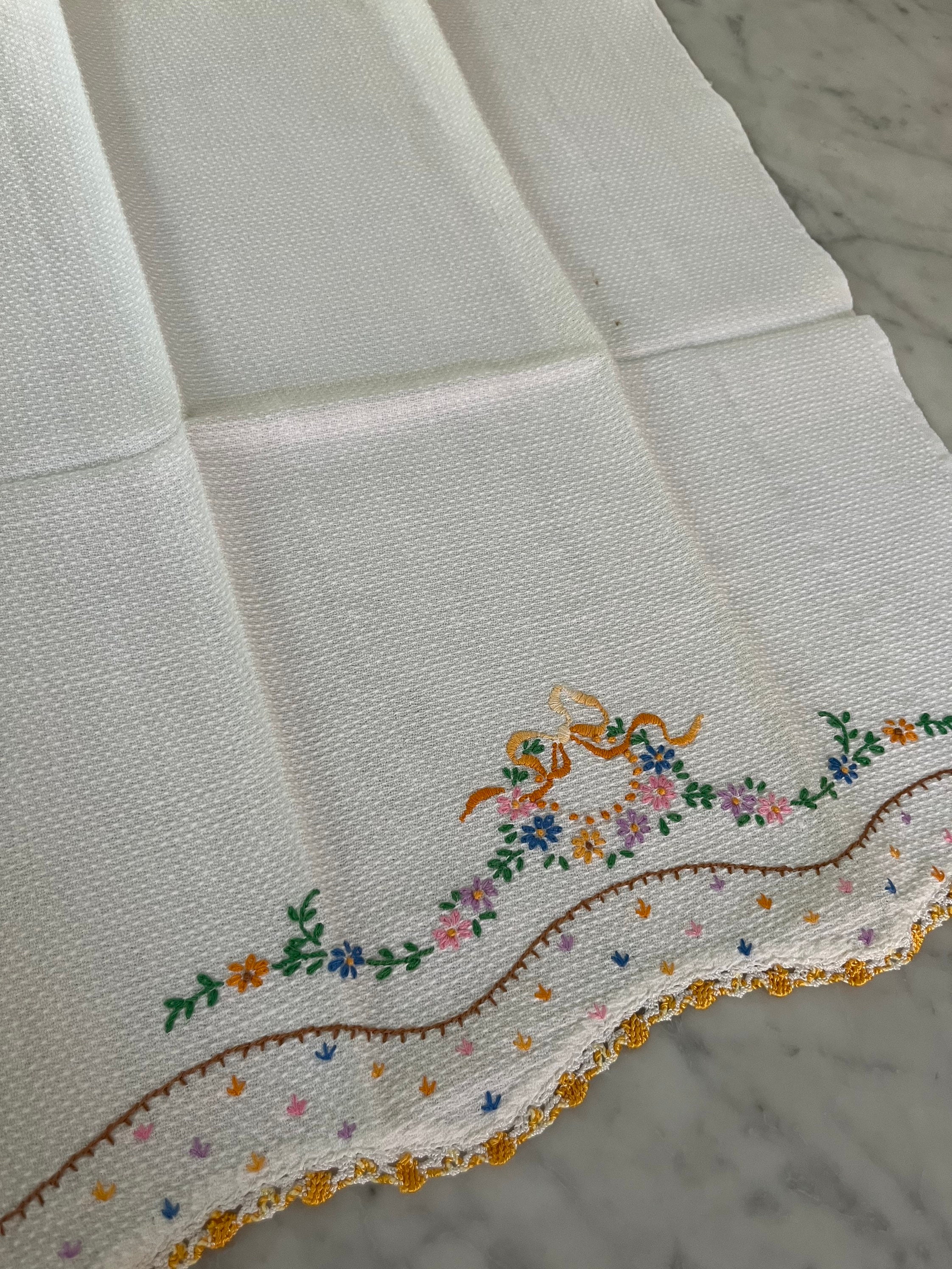 Vintage Embroidered Cotton Pique Guest Towel/cottage 