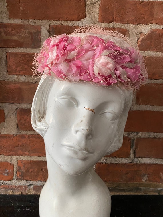 1950s Pink Pillbox Hat with Pink Flowers - image 3