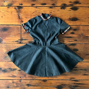 1970 年代のヴィンテージ フォークロア刺繍入り女の子用コットンドレス