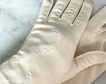 Vintage Off White Embroidered Nylon Gloves Mod/Prom/Wedding