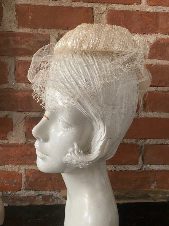 1950s Cream Fascinator with Velvet Bow - image 2