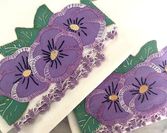 Federe in cotone con applicazioni di viole del pensiero vintage