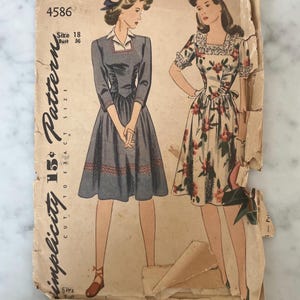 Pode incluir: Um envelope de molde de costura vintage Simplicity 4586 para um vestido tamanho 18 com busto de 36 polegadas. A capa apresenta ilustrações de duas variações de vestido: um azul sólido com gola branca e um com estampa floral.