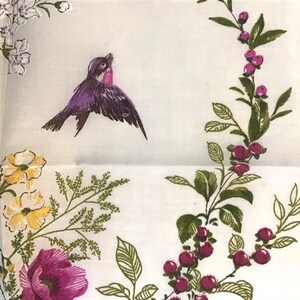 Pu&ograve; includere: Un tessuto bianco con un motivo floreale. Il motivo comprende fiori viola, fiori gialli, foglie verdi e un uccello viola.