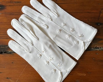 Vintage White Gloves with Embroidery and Beads/Mod/Audrey Hepburn