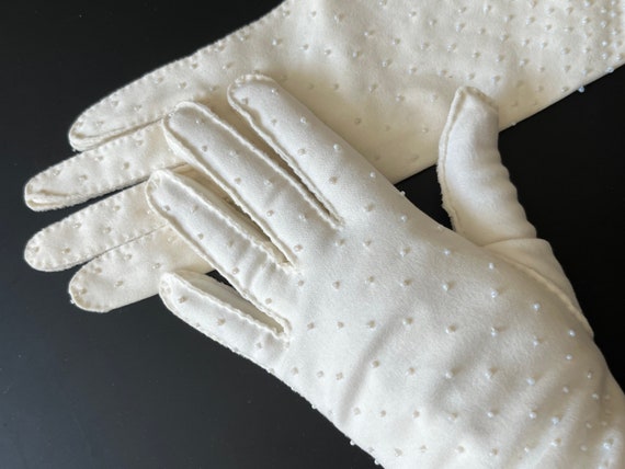 Guanti Bianchi Corti In Raso Con Perline Al Polso - Eleganti Guanti Da Sposa Traspiranti Per Matrimoni E Cerimonie