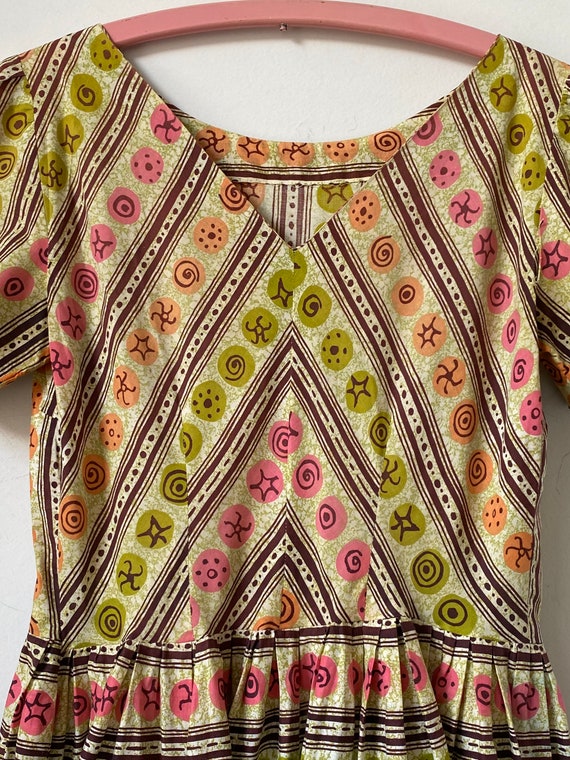 1960s Cotton Gylph Print Dress - image 4