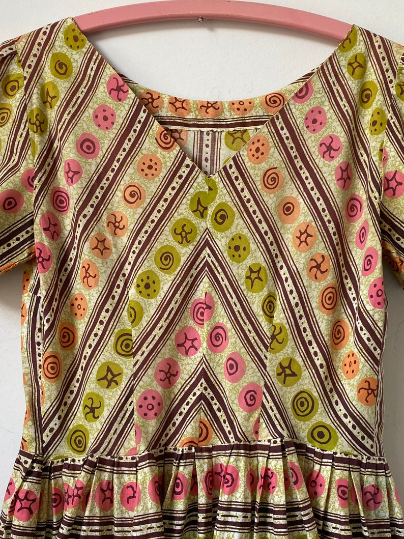 1960s Cotton Gylph Print Dress image 4