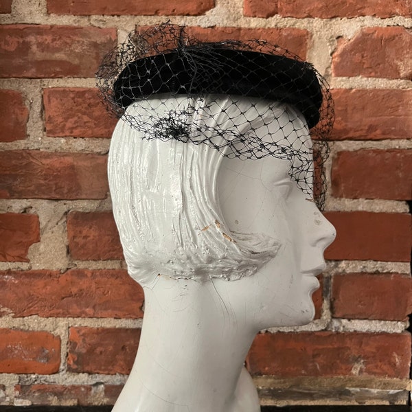 1950s Black Velvet Ring Fascinator with Spidery Feather