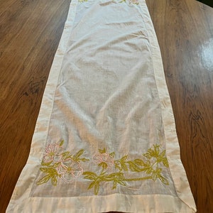 Vintage Hand Embroidered Linen Table Runner/Farmhouse Style/Cottage Core//Springtime Decor