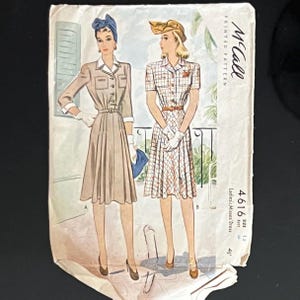 Peut inclure: Patron imprimé vintage McCall's pour une robe de femmes, taille 12. L'illustration montre deux femmes en robes avec chapeaux et gants. La robe de gauche est beige et celle de droite est à carreaux.