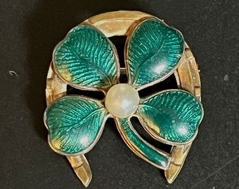 Green enamel four leaf clover goldtone horseshoe brooch with genuine cultured pearl