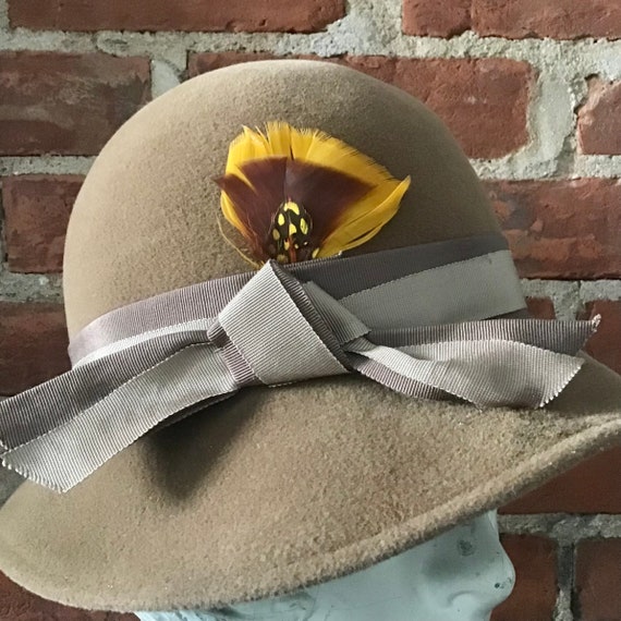 1950s Suzy et Paulette Felt Brimmed Cloche Hat - image 5