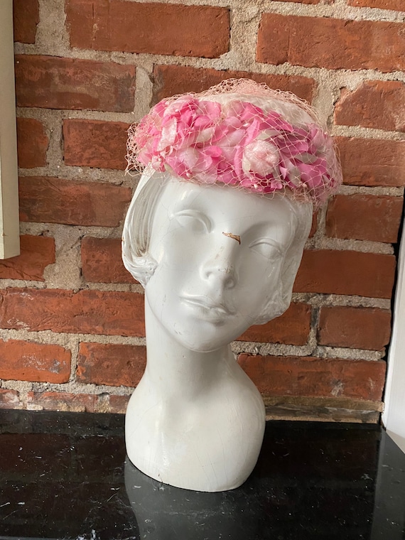 1950s Pink Pillbox Hat with Pink Flowers - image 2