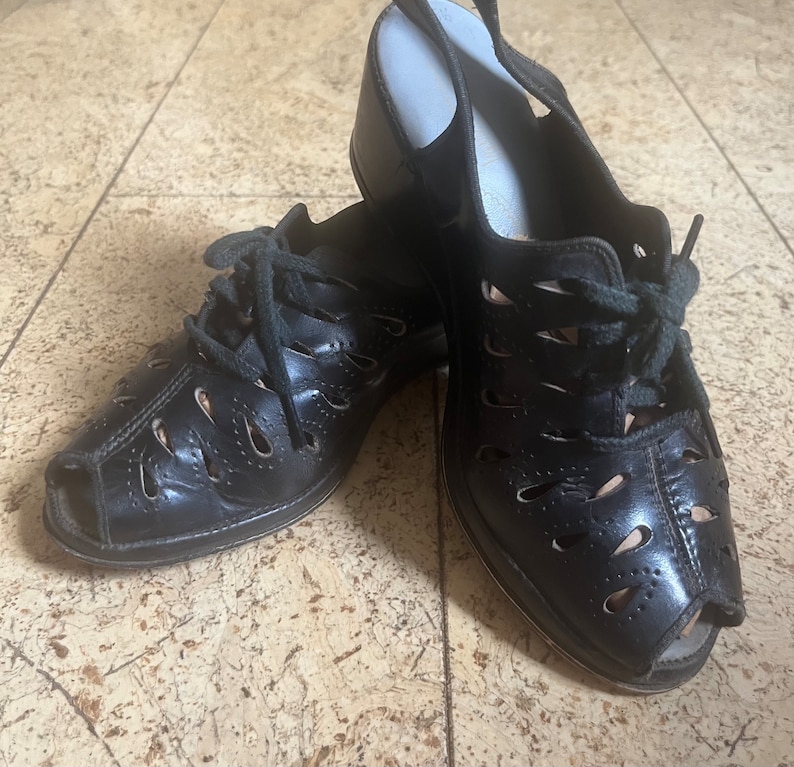 1930s Teardrop Cutout Laceup Shoes 5.5EE image 1
