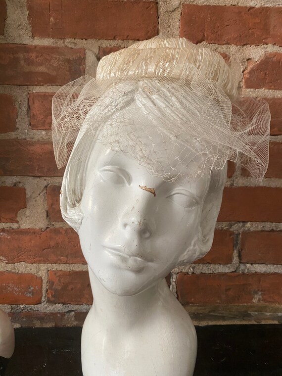 1950s Cream Fascinator with Velvet Bow - image 5