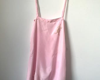 Vestido rosa de rayón de los años 20 con apliques de encaje.