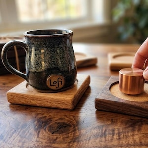Juego de posavasos de madera – Posavasos de madera maciza hechos a mano – Madera dura reciclada – Decoración de mesa rústica moderna – Regalo de inauguración de casa